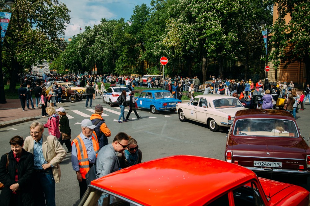 Ретро парад москва. Парад транспорта в Москве. Парад ретро транспорта СПБ. Выставка ретро транспорта в Москве. Парад ретро транспорта Москва.