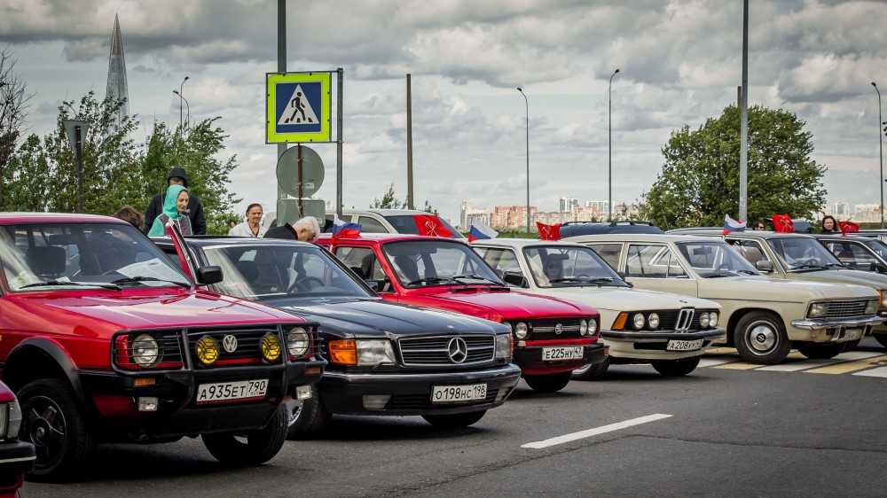 Ретро парад москва. Олимпийская деревня 3 парад ретроавтомобилй. Парад транспорта в Москве. Авто ретро парад парк Горького 1986 год. Парад ретро автомобилей в Москве 2023.